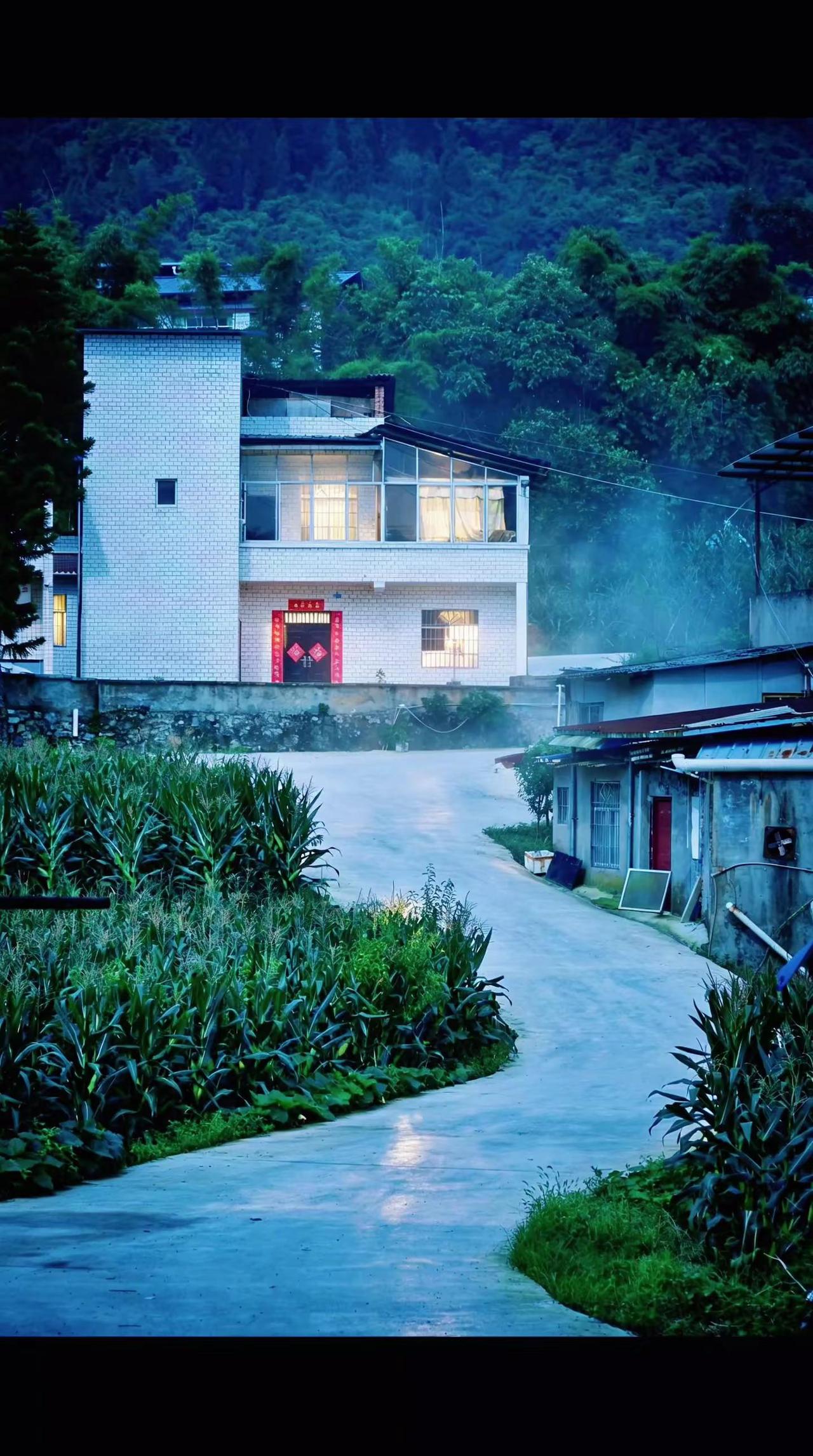 “我站在儿时的小巷回头望，再也找不到那个快乐的少年郎。”