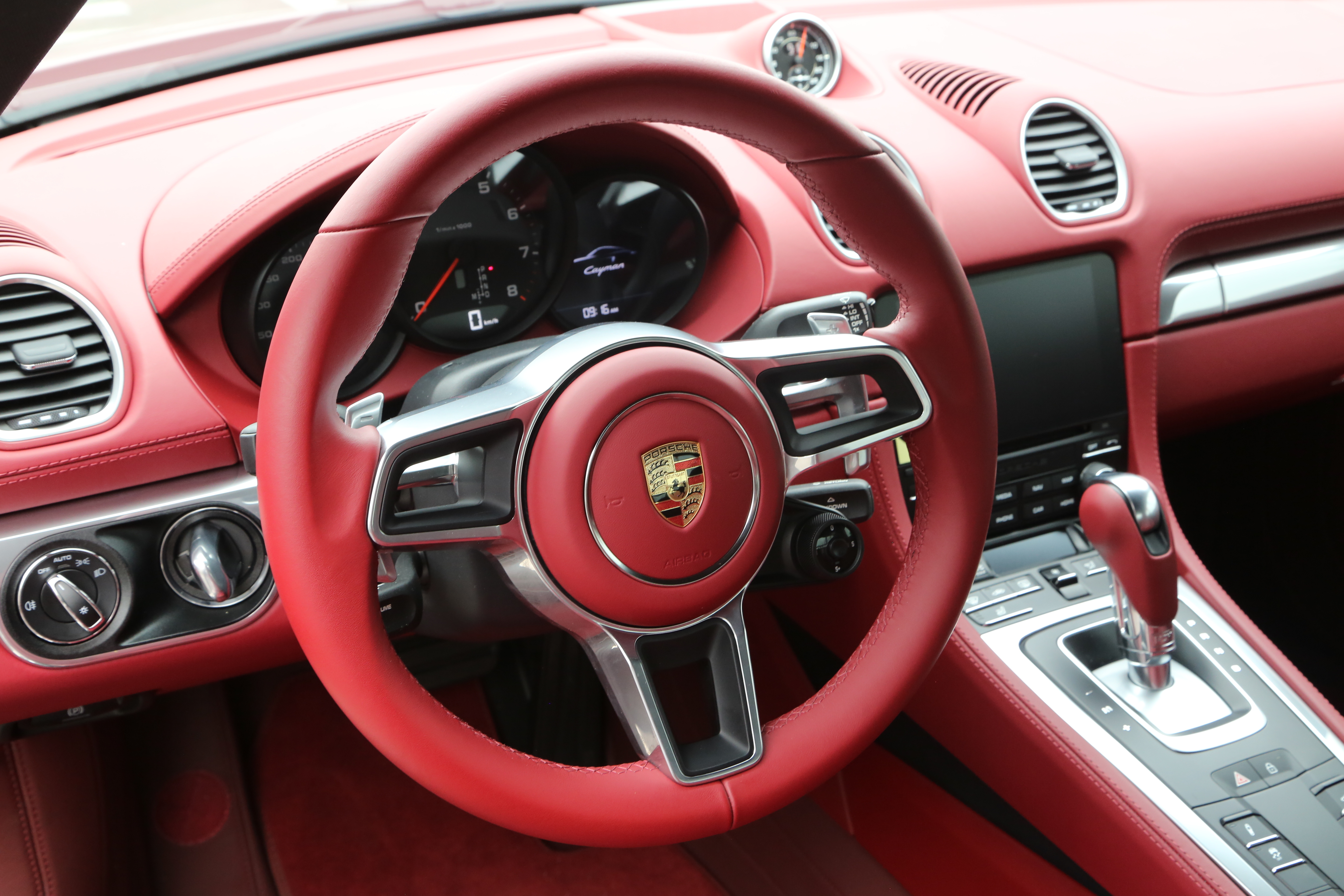 保时捷718 Cayman冰莓粉，配置单70几万，目前也不保值了