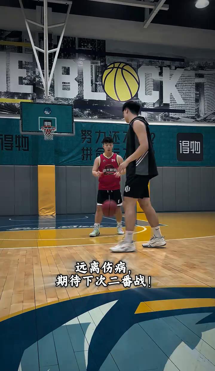 他没说话，但球替他说了。
体前变向一抖，转身像风刮过巷口，一步杀到篮下，2+1，