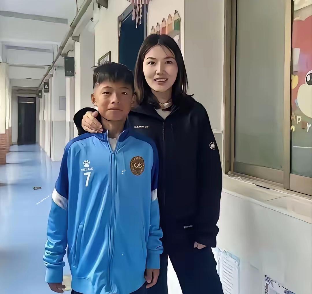 孟新艺回国了
等待他的不是欢迎仪式，也不是球迷的欢呼声，而是他学校老师的一句话，