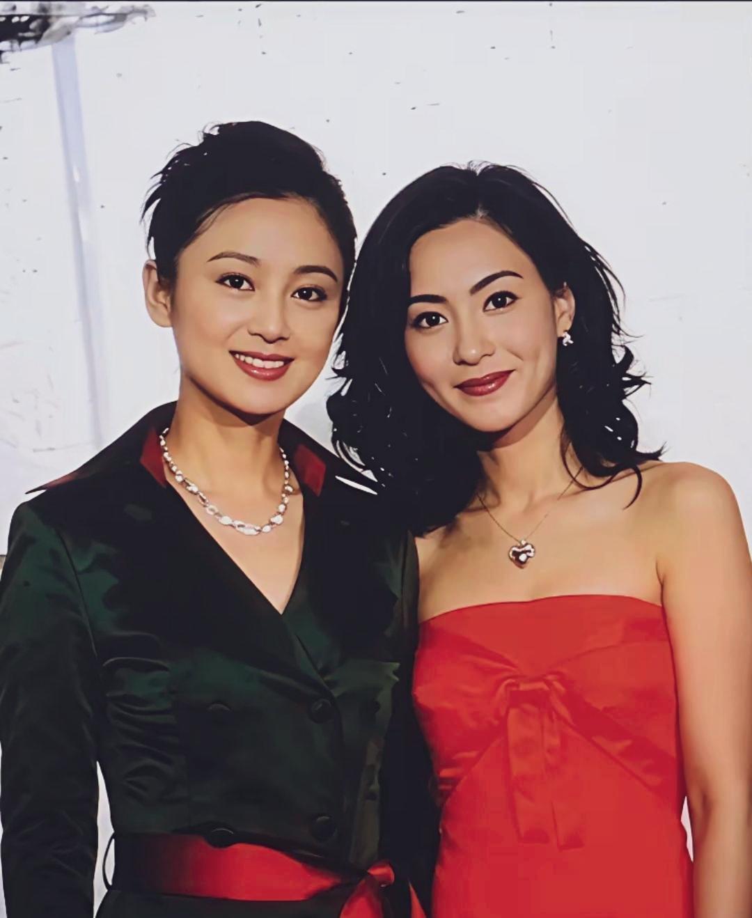 两位顶级美女同框各自芬芳。
一个端庄大气、温润如玉。一个明艳热烈，似灼人的红玫瑰