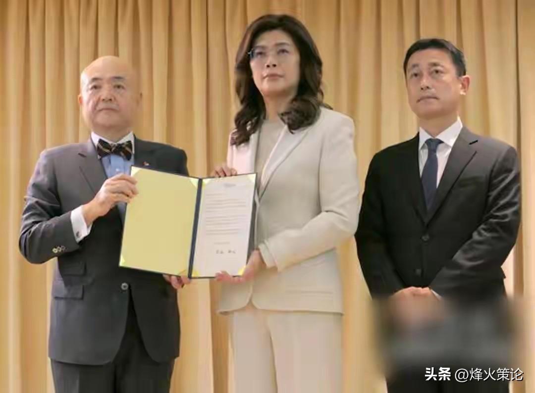 日本强震，郑丽文捐款100万支援救灾。
日本地震捐款举办特殊仪式，借救灾炒作所谓