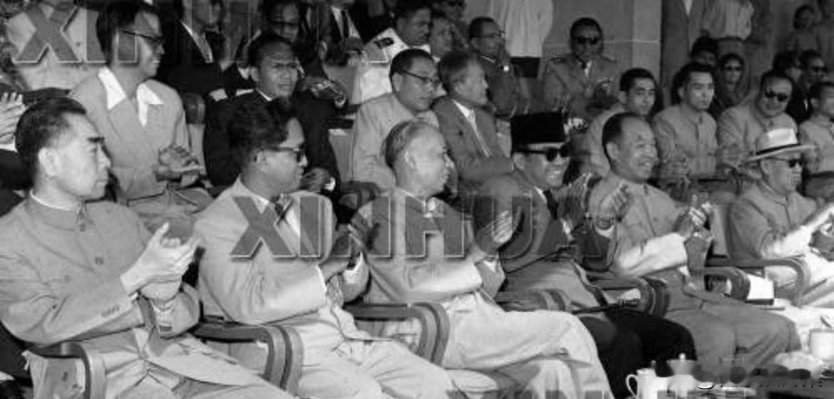 1961年6月14日，刘少奇、周恩来等在北京工人体育场出席首都人民欢迎苏加诺总统