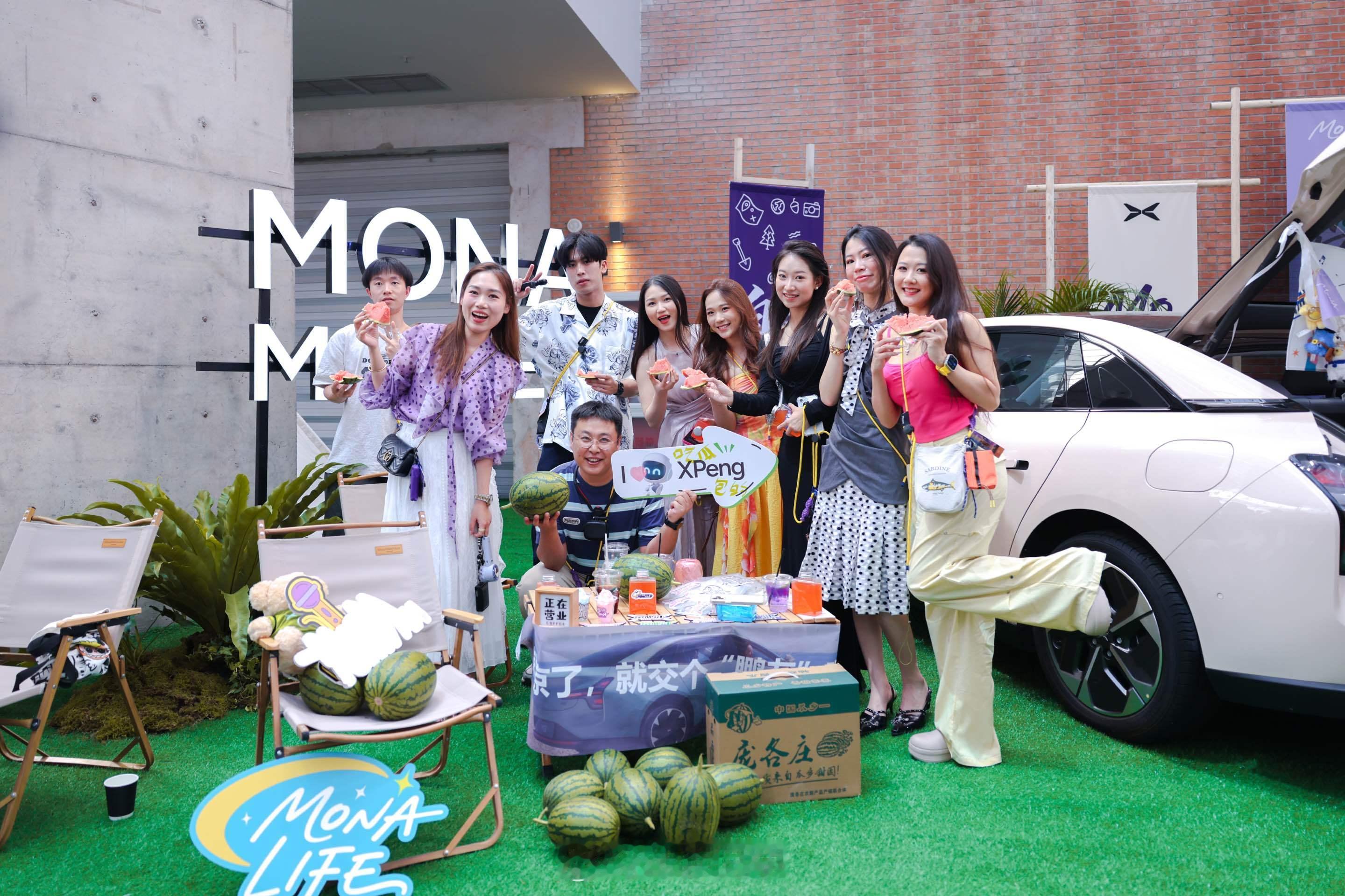 车主后备箱市集摆摊太会玩了，还有MONA M03 Max花式秀自动泊车小鹏MON