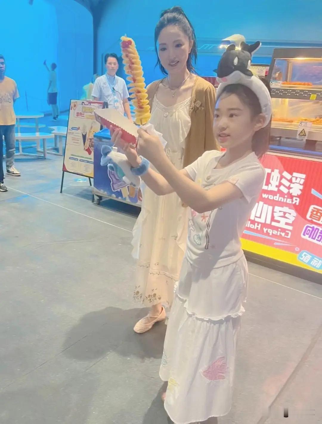 46岁董璇和女儿在珠海游玩被偶遇，董璇身穿白裙子皮肤白皙 气质好 