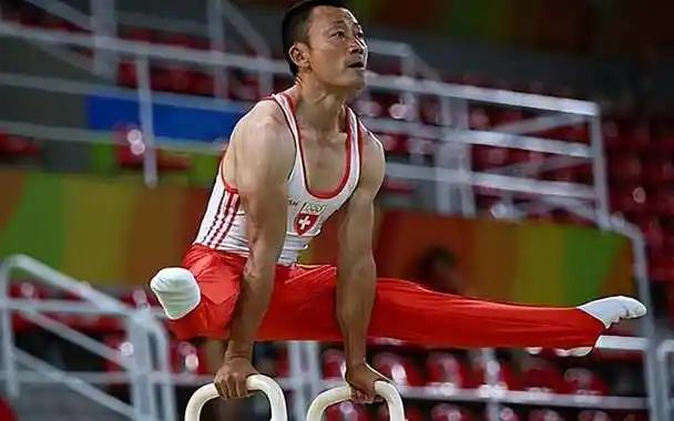 1988年，一个瑞士姑娘在天安门广场举着地图找路，一个中国小伙子上前指了个方向，