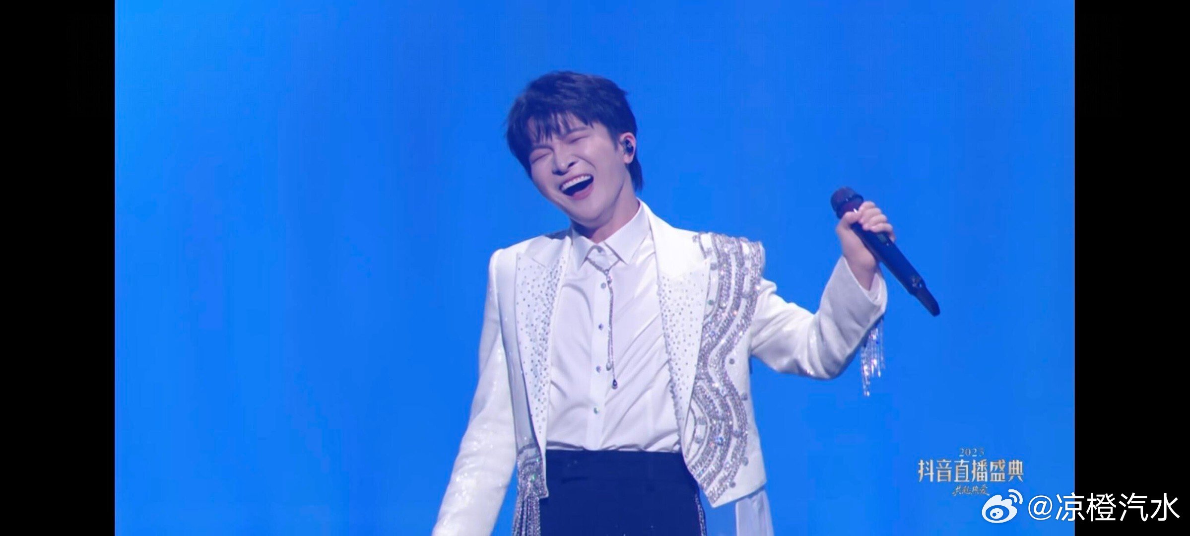 生活手记周深 好喜欢他的“啊～～～～”宝贝你要不看看，你麦克风拉到几里外了神一般