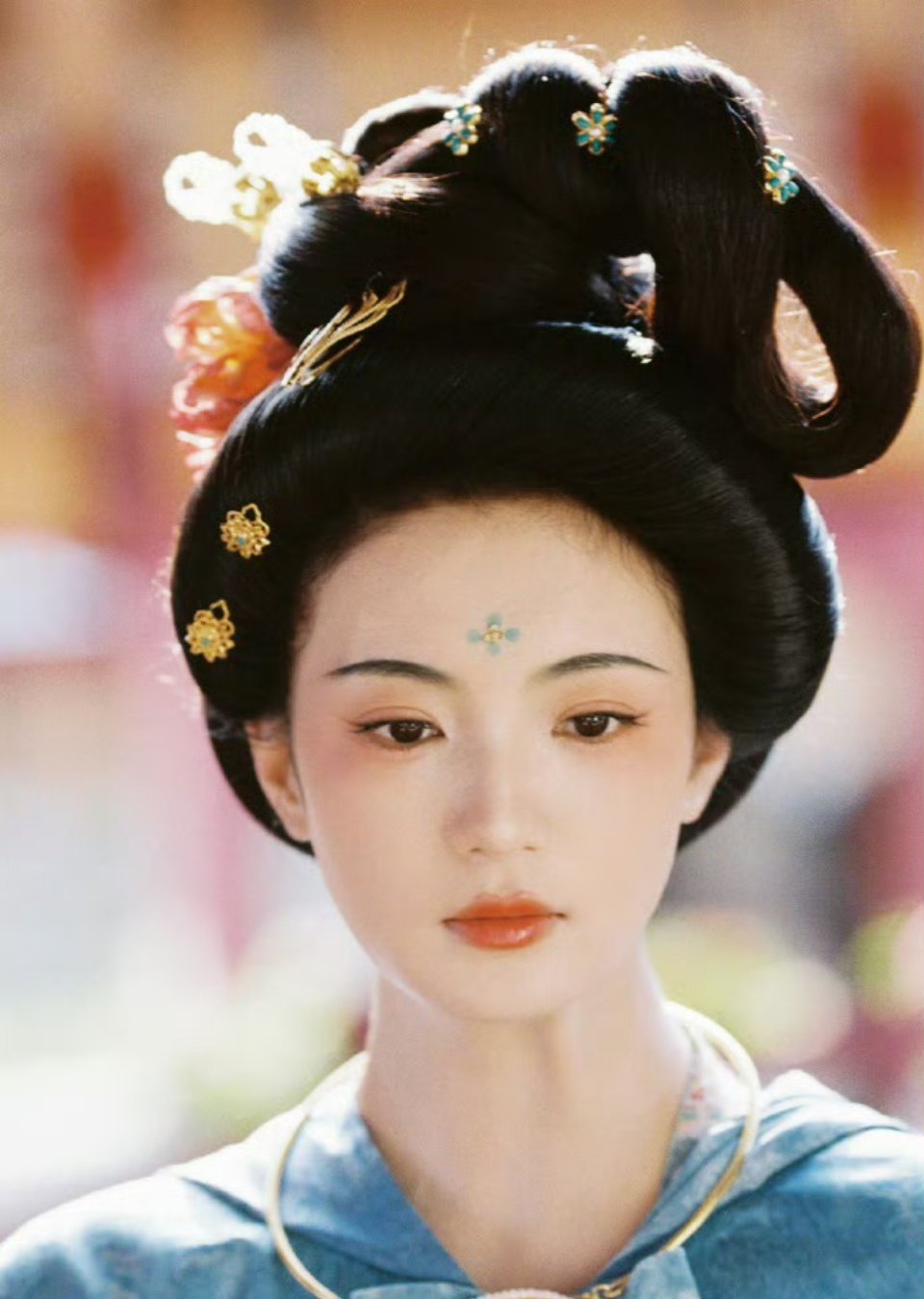 张雅钦在《锦绣芳华》里，宽袖长摆拂过视线，鬓边簪花随步轻摇，唐妆配她的脸，真有古