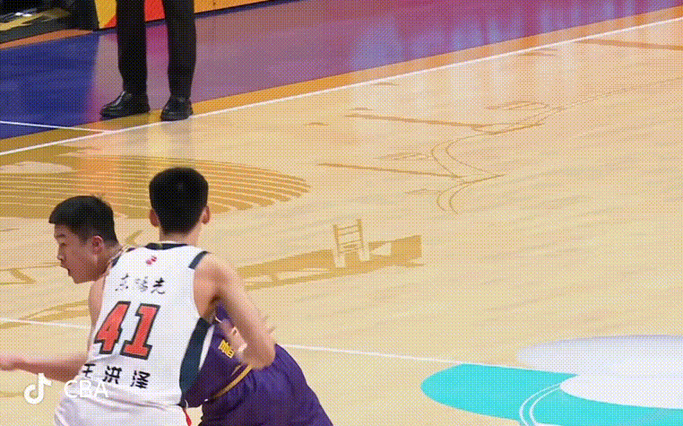 我去孟子凯这一下有点狠啊，结结实实给了王洪泽一肘 北控男篮vs广东男篮
