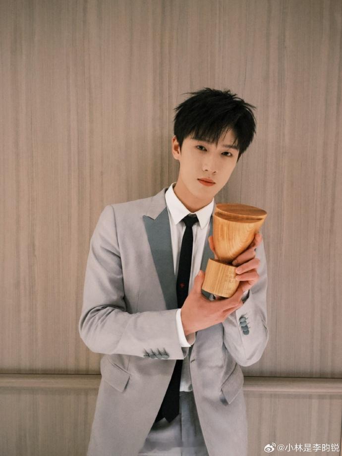 李昀锐感谢所有人  李昀锐新一年我们继续闪耀  李昀锐感谢所有人，那我们也要用行