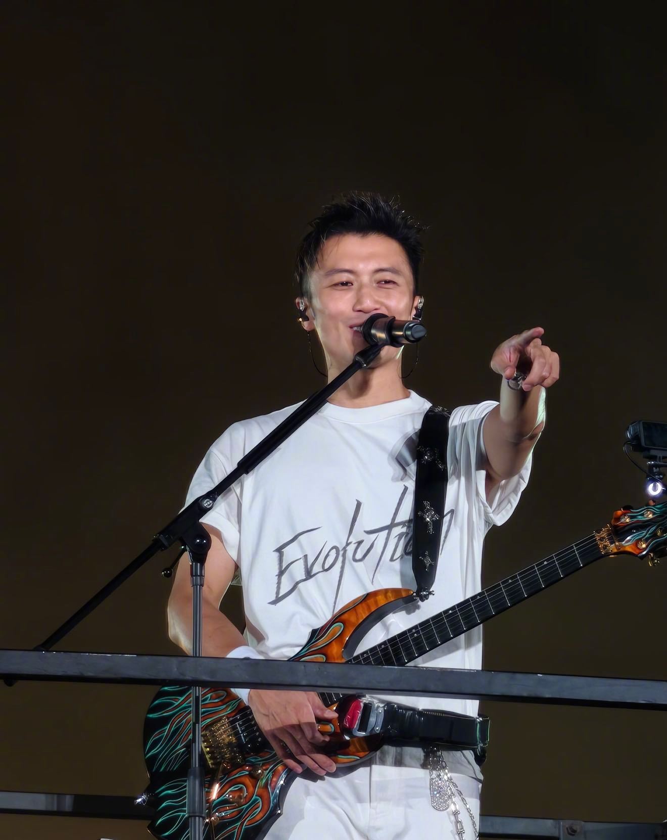 谢霆锋南京演唱会开票 是谁还没从鸟巢戒断就收到进化演唱会南京站门票上架的消息！谢