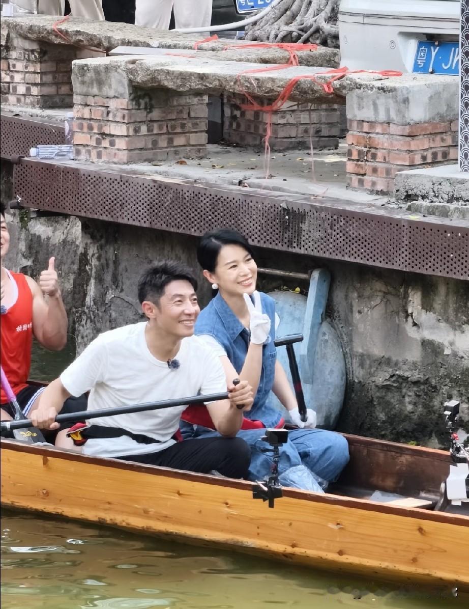 撒贝宁胡杏儿现身佛山乡村划龙舟，近距离实拍太惊喜
 
中午上班特意请假赶回家，居