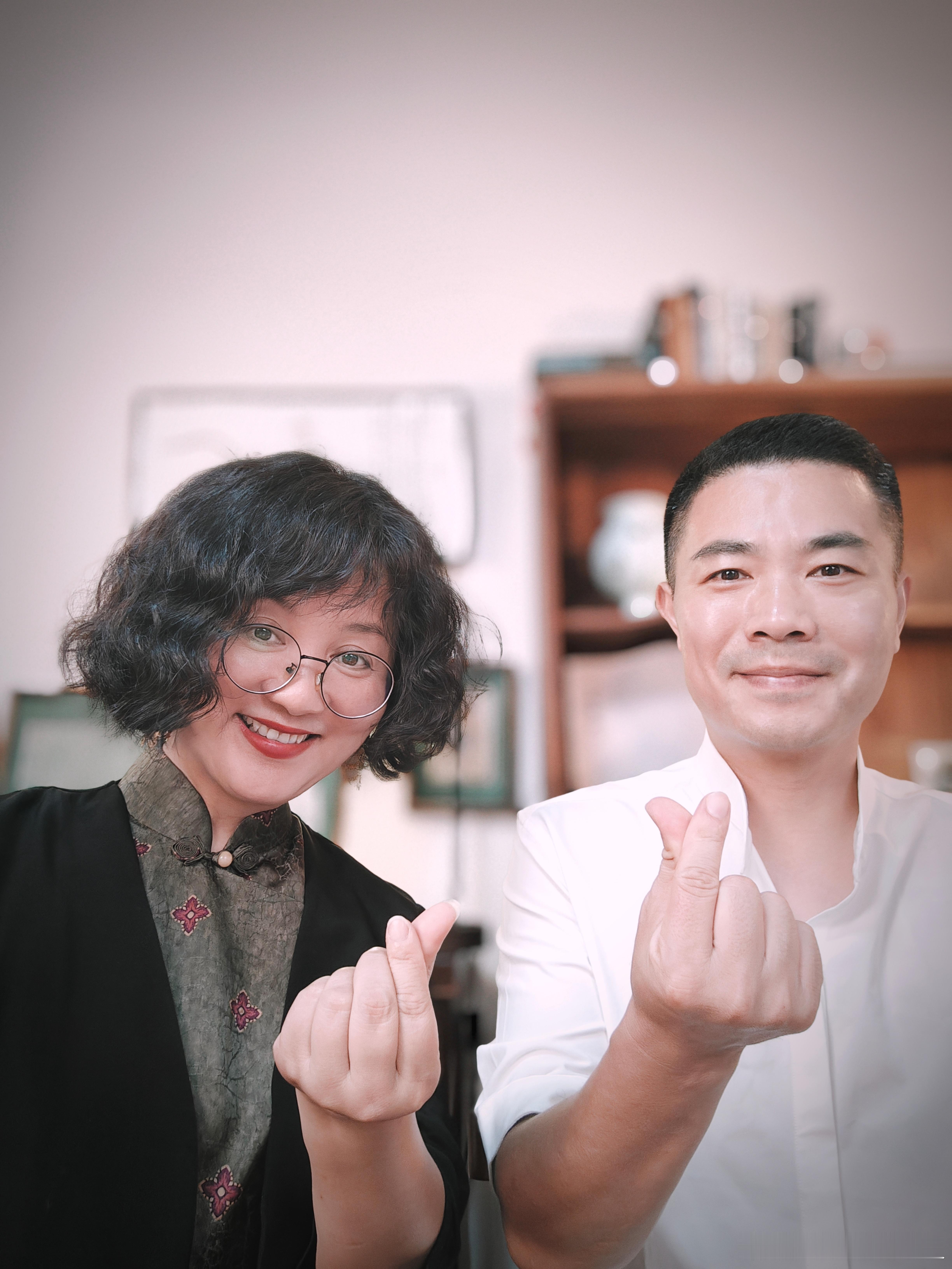 今晚继续陪太子读书，给我们新主播雪峰镇场子。你们可以来找我们两个聊天！有礼物！淘