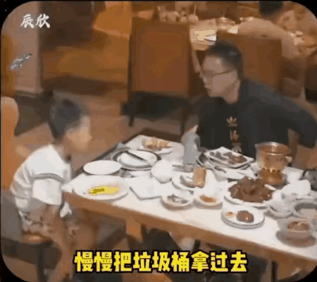 这才是教科书式育娃！父亲带儿子吃自助，孩子贪多偷偷倒食物，父亲没打骂，一个举动让