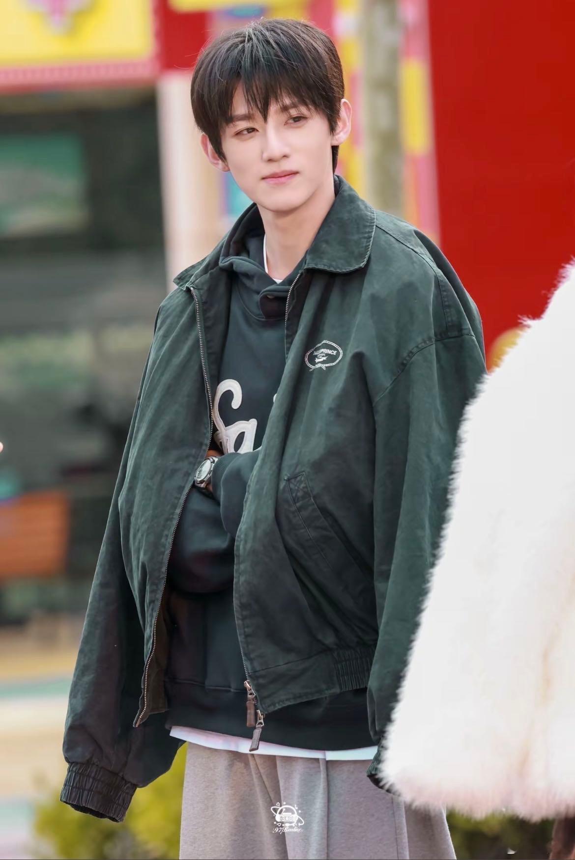 求偶遇赖伟明教程 赖伟明这套游乐园look夯爆了，清爽的微分碎盖+连帽卫衣，完全