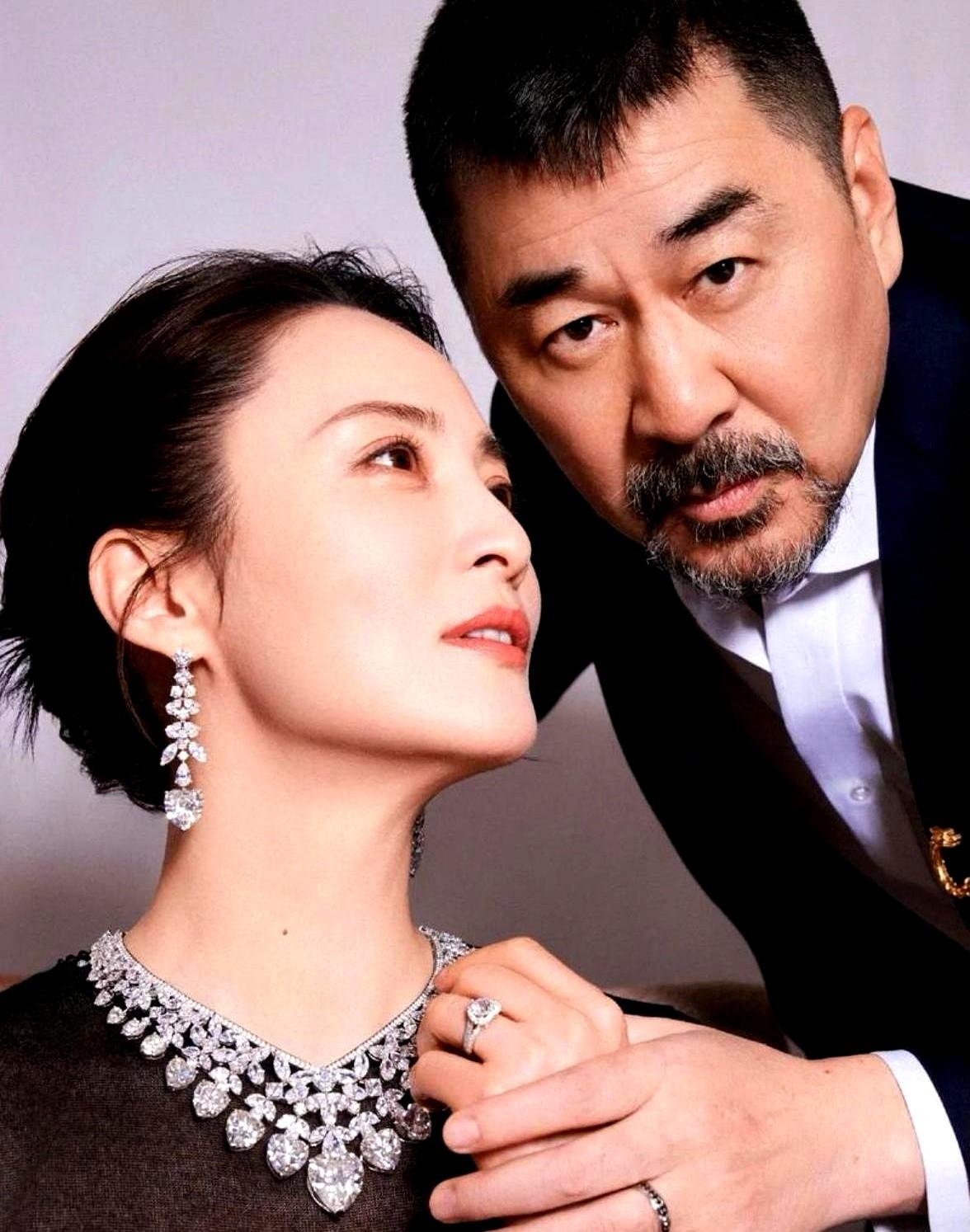 蒋勤勤和陈建斌，看着真像两代人！

重庆街头吃小面，快50岁的蒋勤勤素颜皮肤透亮