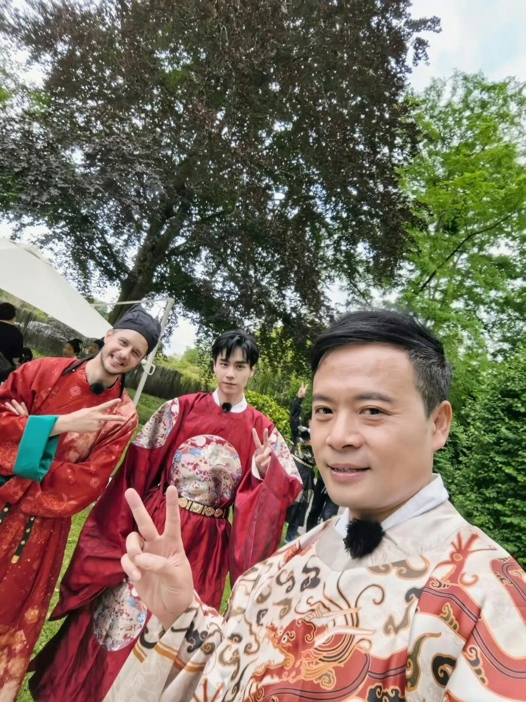 #中餐厅游园会路透##虞书欣唐装造型#欣欣唐装好美 ​​​