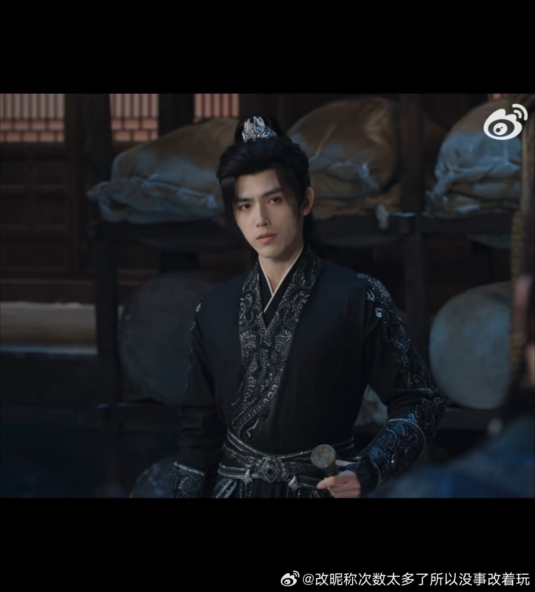 个高但身板儿挺小顶着这个汉堡头好好笑 