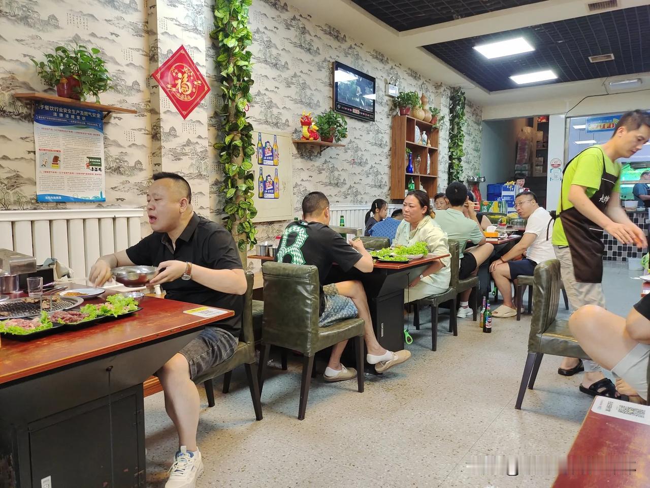 😲哇塞，今天在小区饭店看到某富婆和情人一起吃饭啦！👀
 
🤑富婆穿着打扮时