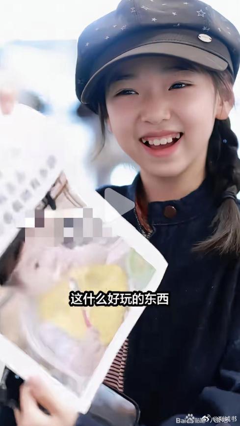 8月31日，小酒窝现身北京机场！小酒窝又长高了，穿了黑色的短靴子看着更高了，像1