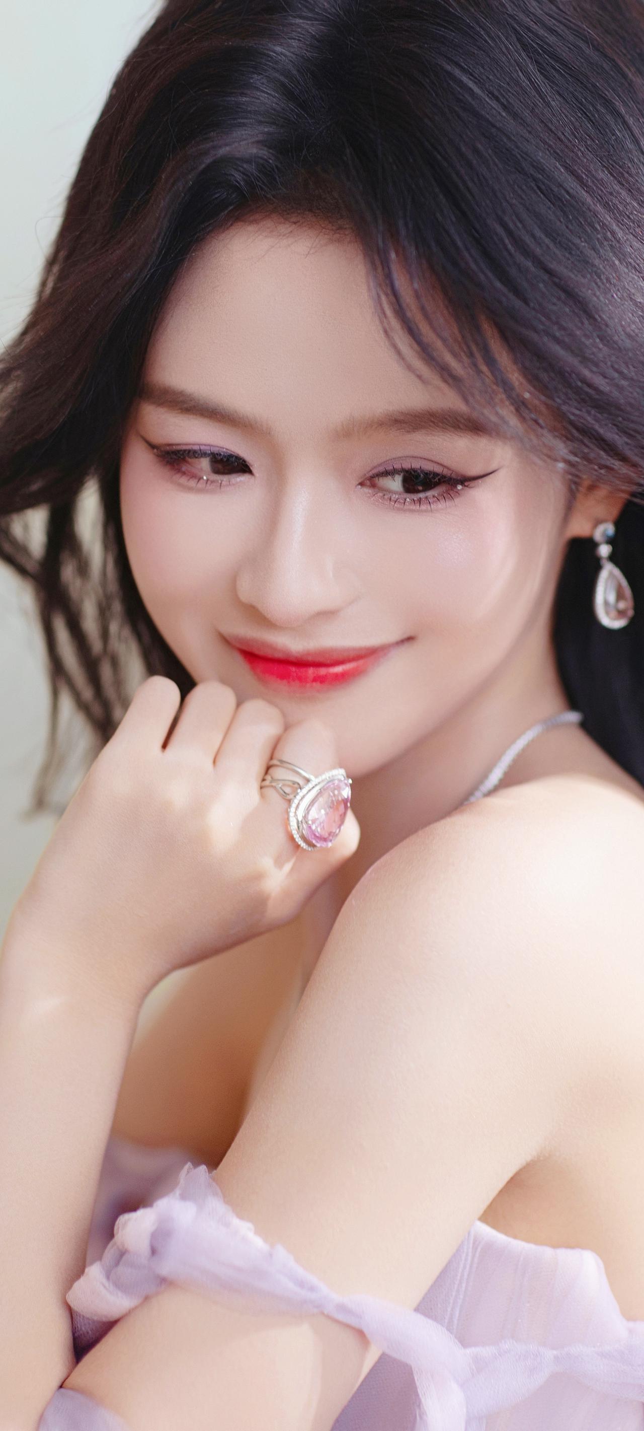 《紫纱凝香》
紫纱轻曳覆凝脂，皓腕明珰映暖曦。
笑靥半含春欲语，一帘幽梦惹相思。