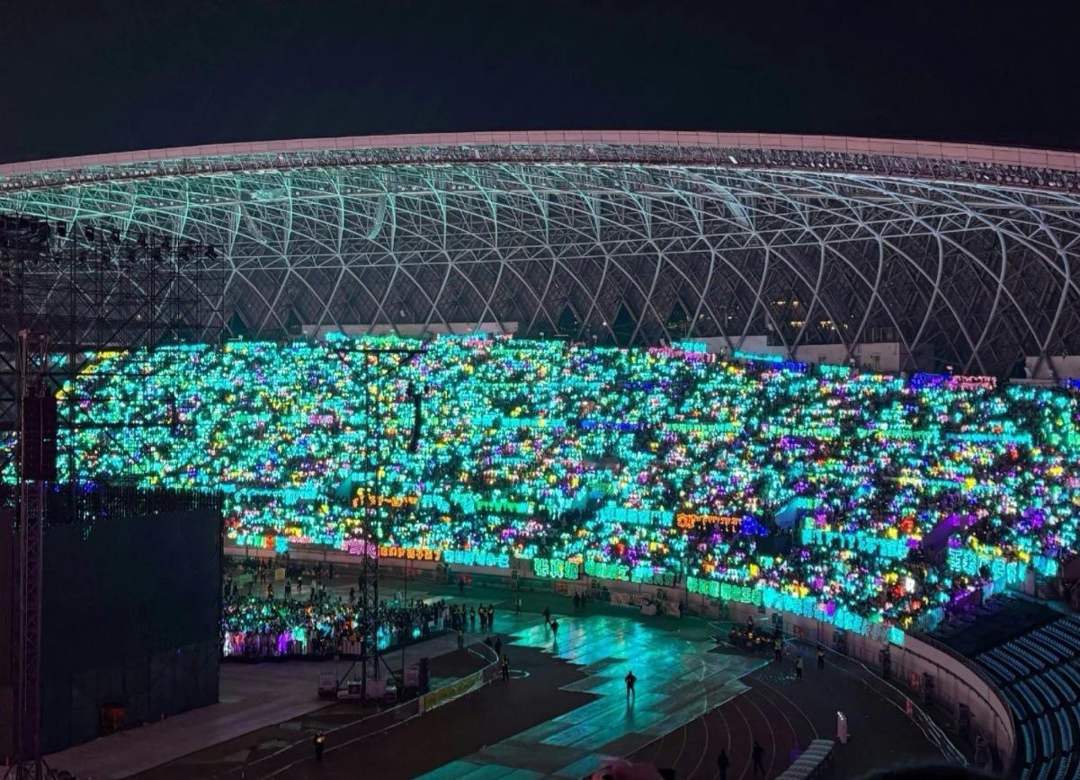 宋亚轩这个体质注定是大火的命，他长得就讨喜，的确是具备大红的条件，性格好+实力强