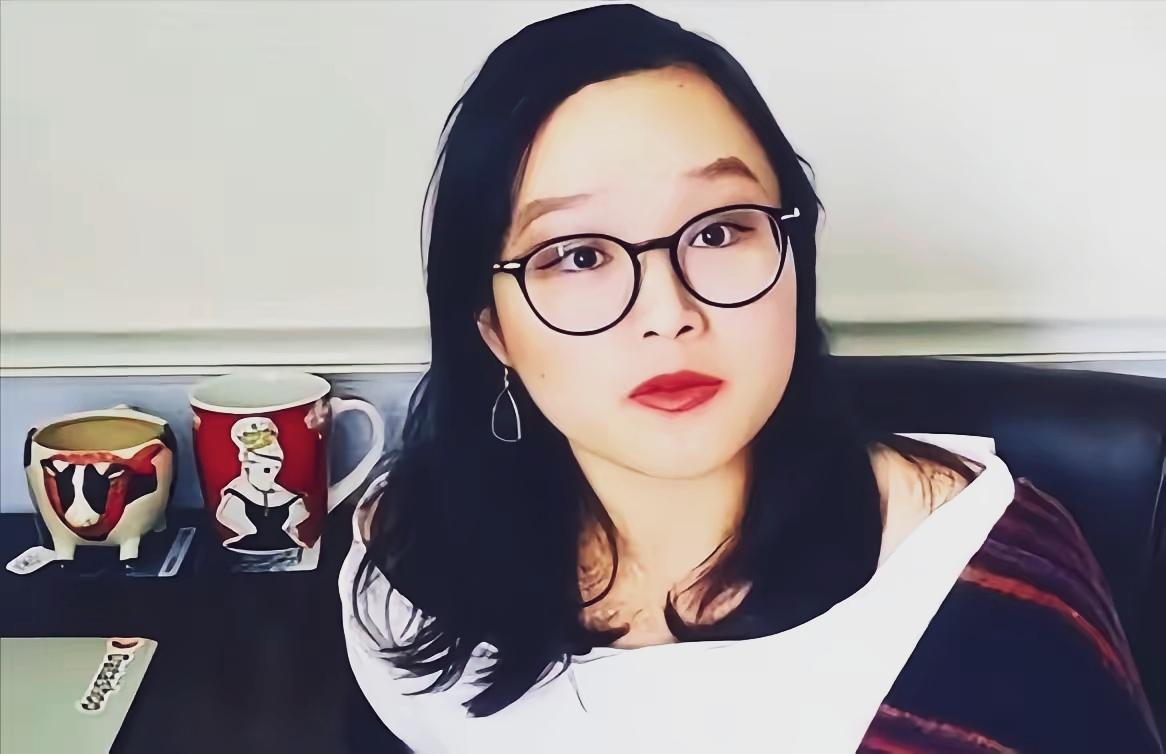 2010年，一个中国女孩申请到美国国籍，还嫁给一个印度人做小老婆。随即，她便在社