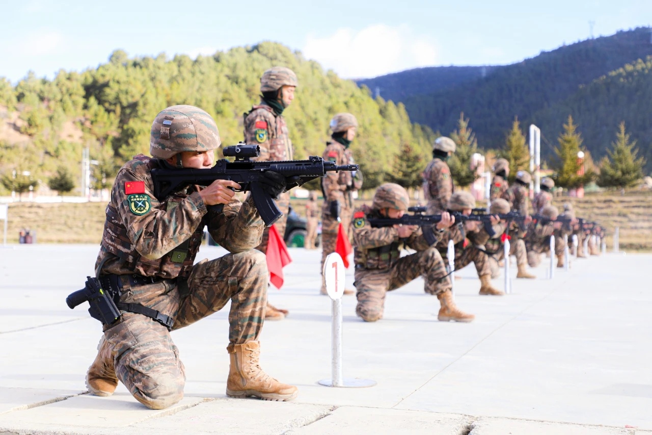 武警云南总队机动某支队严密组织特战队员开展多枪种实弹射击训练（云南武警） 