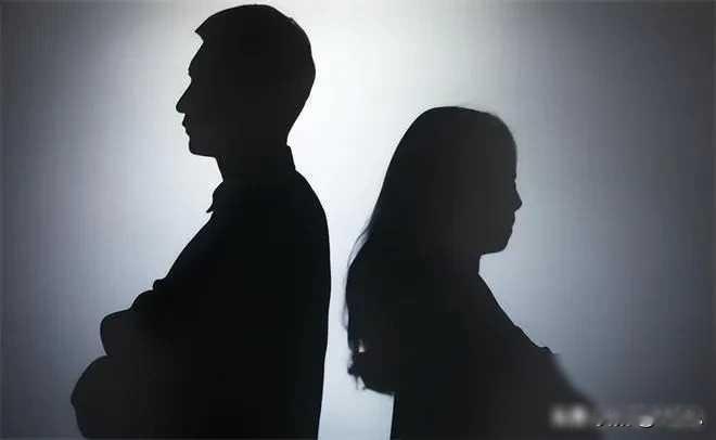 各位读者大家好~
江苏徐州，一位欠下51000元的女士已无法还款，男方竟提议与之