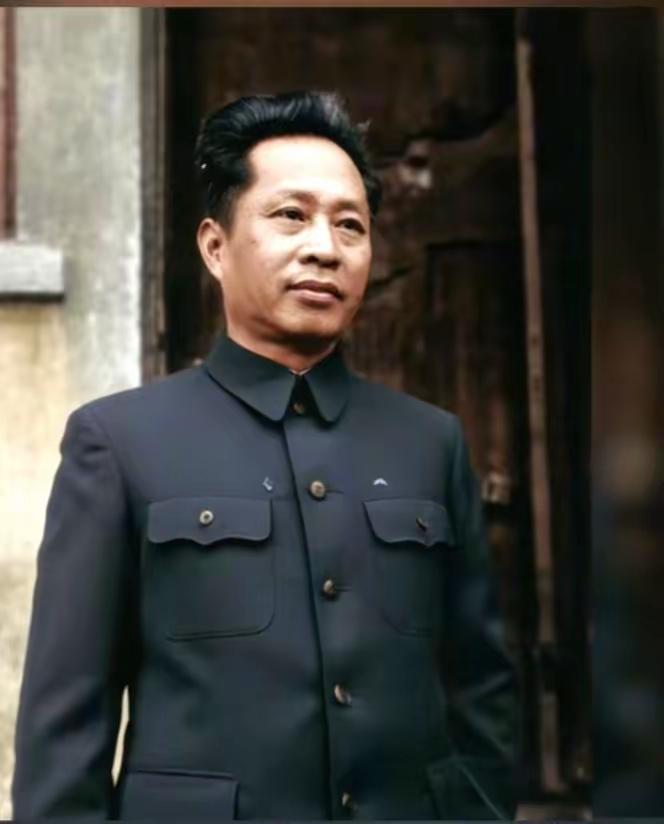 这张叶挺将军中山装原版照片，定格了一代名将的铁血风骨。他身着笔挺中山装，身姿挺拔