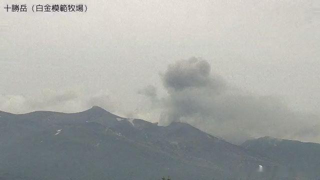 北海道十胜岳时隔22年再次喷发！火山震颤持续45秒，灰色烟柱冲上200米海外新鲜