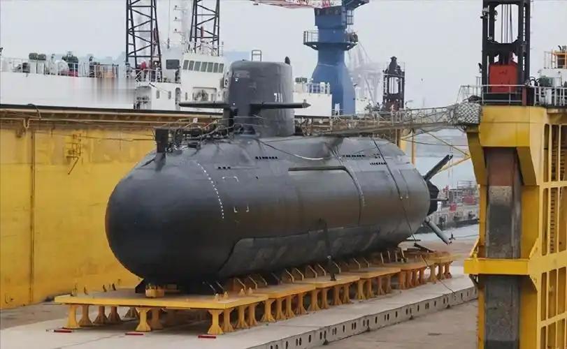 台湾自造海鲲号潜艇，交付比原计划晚了一年多。原本敲定2025年底正式入列服役，却