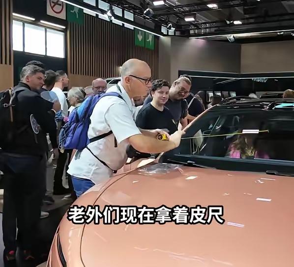 展上最震撼的一幕，可能并不是中国车占了37%的展台，而是欧洲工程师居然蹲在中国车