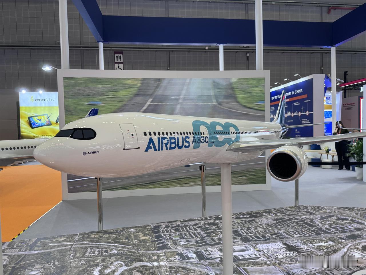 第七届进博会，空客展出A220-300和A330neo模型。（李居阳）