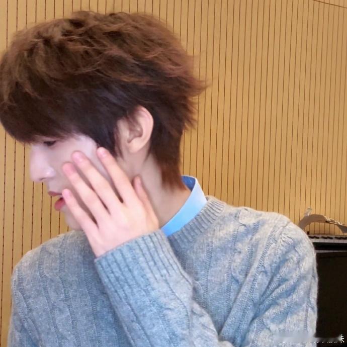 张泽禹凉买摇张泽禹cha凉买摇他的一颦一笑，一举一动，真的像是精心设计的舞蹈，完