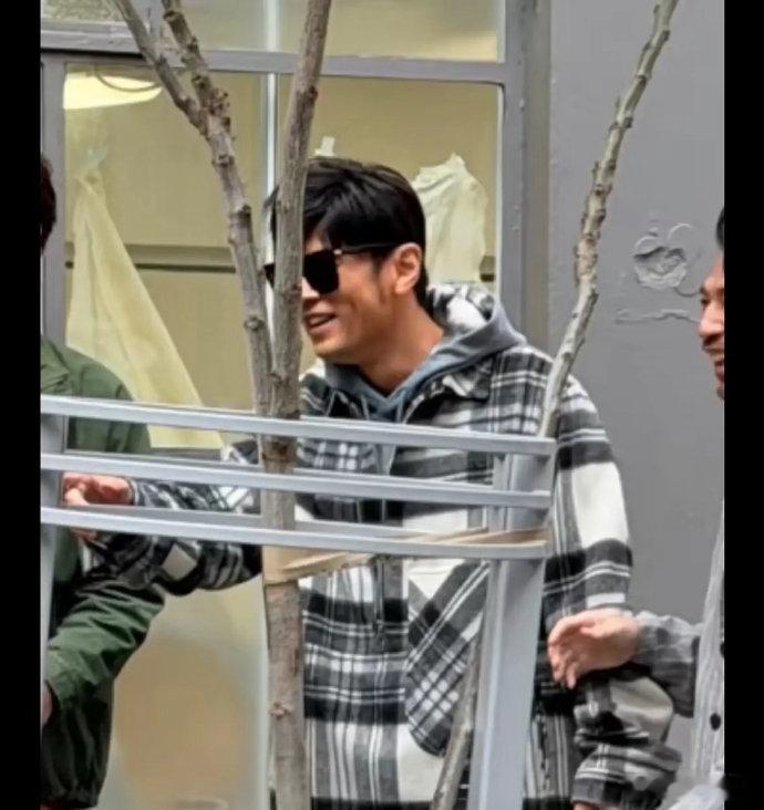 网友出门买菜偶遇周杰伦 周杰伦心情不受影响，人家又没干什么 周杰伦心情不受影响