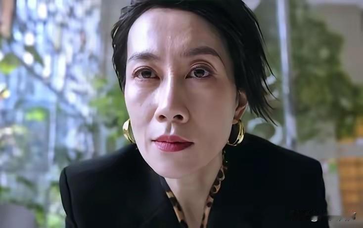 发现一个很有意思的事，
只要是温峥嵘演的戏，
不管谁是主角，演技好不好，她演的配