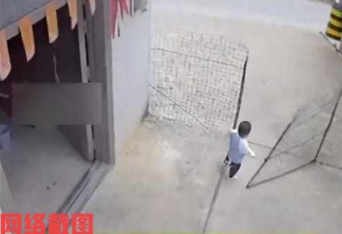 广西柳州有两岁小男孩从家里走出。

小男孩随意从家里走出到大路上还是应令家人担心