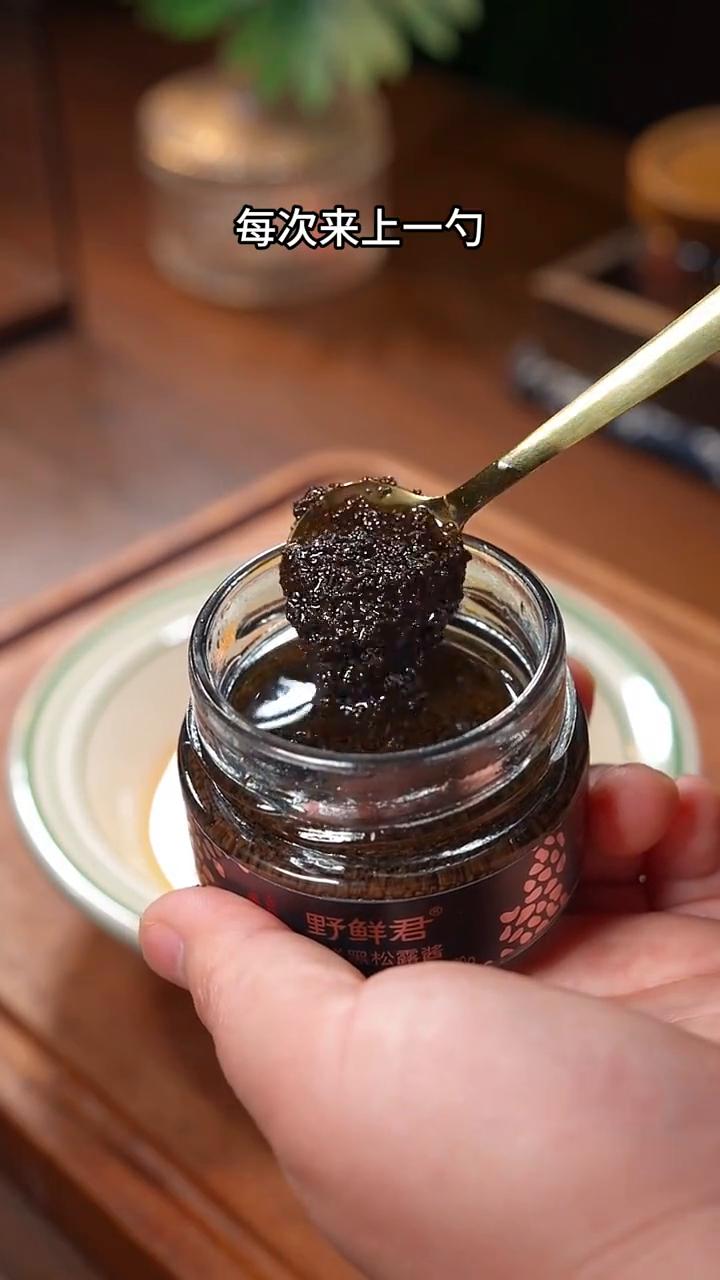 口蘑菌菇滑蛋。
自从上次去米其林餐厅吃过一次黑松露菌菇滑蛋，我家儿子就嚷嚷着要再