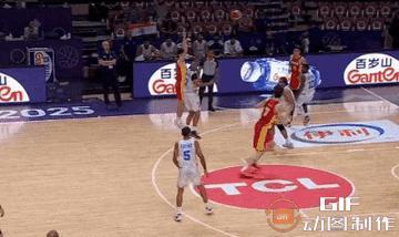 中国男篮以100-69轻取印度男篮，取得小组赛两连胜。本场比赛，中国男篮两位首发