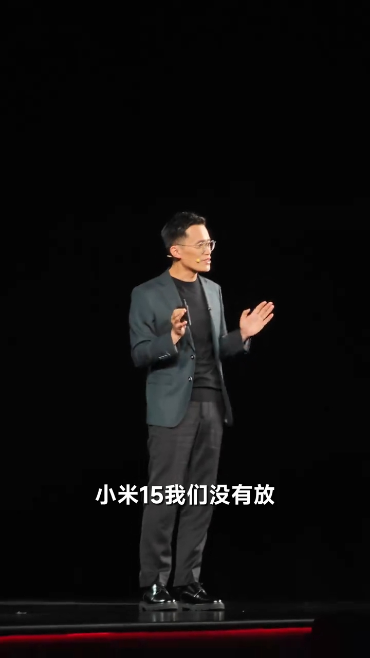 王腾发布会公然调侃大哥小米卖太贵，雷军和卢伟冰台下笑得合不拢嘴，腾哥真有大帝之资