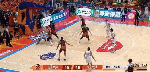 山东男篮vs辽宁男篮 辽宁今天首节三分8中4，哈维给球队续上了火力。另外今天山东