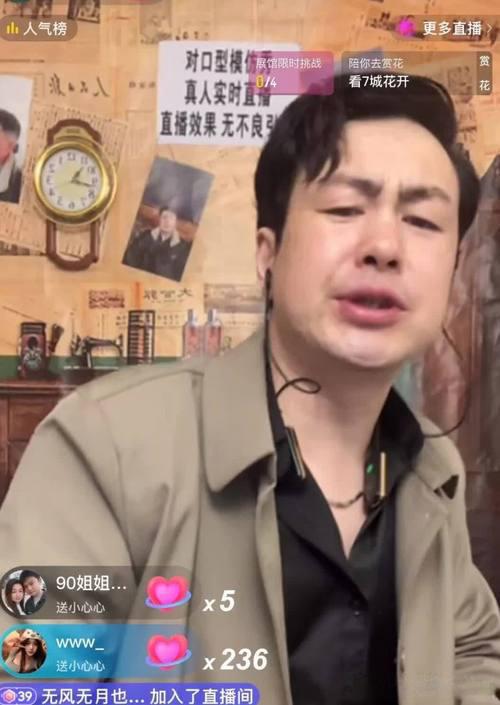 昨晚直播间炸了！西装一穿、眉毛一挑，“小颂文”张口一句“告诉老默，我想吃鱼了”，