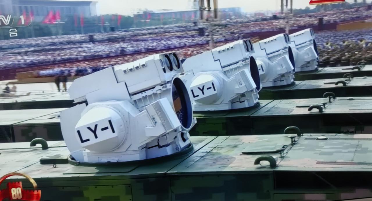 首次亮相的激光武器，也是世界上真正实战化的激光武器。
而且是两款，一款海军型，一