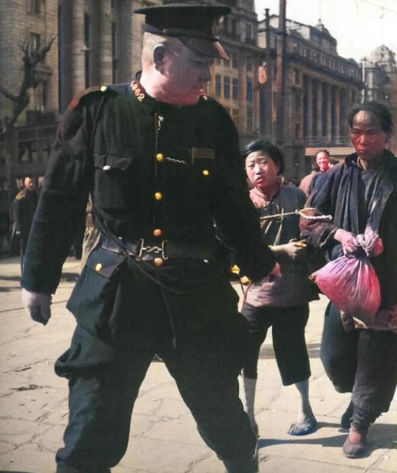 1946年，上海街头，一对可怜的母女，被用绳索绑在一起牵着往前走。

这位母亲手