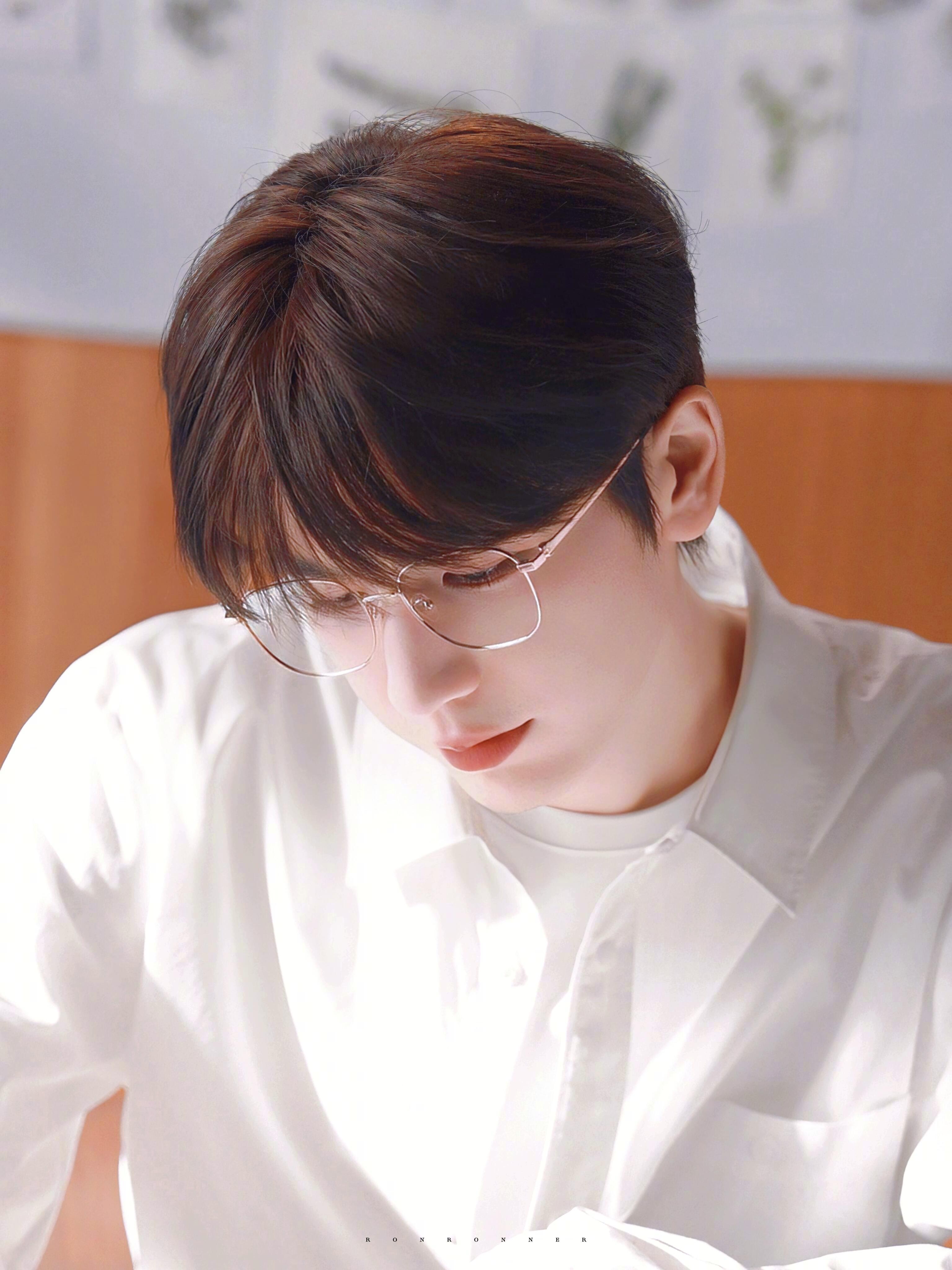 #咪咕星鲜事##张凌赫男大自拍#自带清冷氛围感的192男大谁顶得住啊！干净清爽又