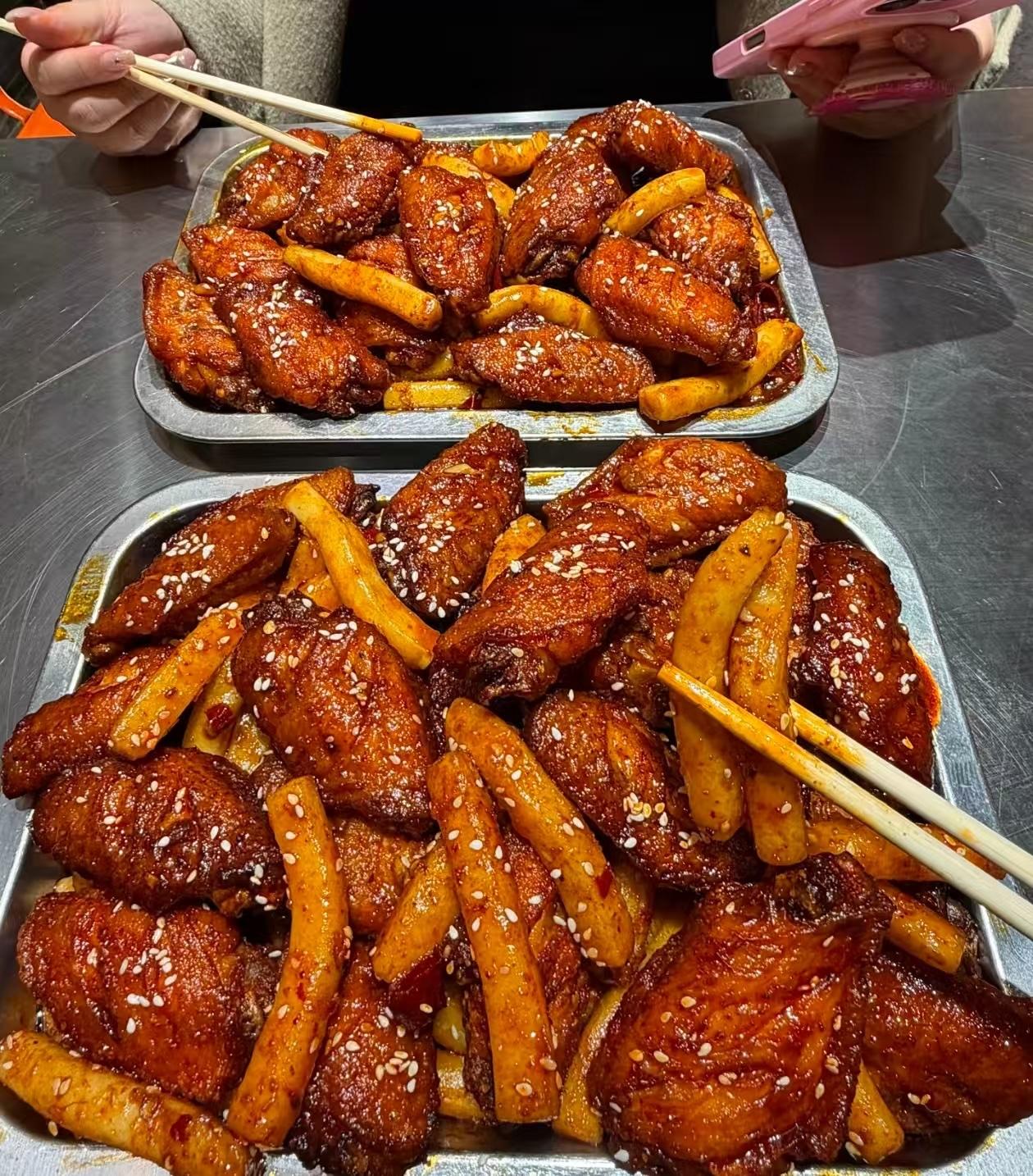 要说武汉过年的烟火气，哪能少得了一锅热气腾腾的干锅年糕鸡翅！刚端上桌就被香气勾得