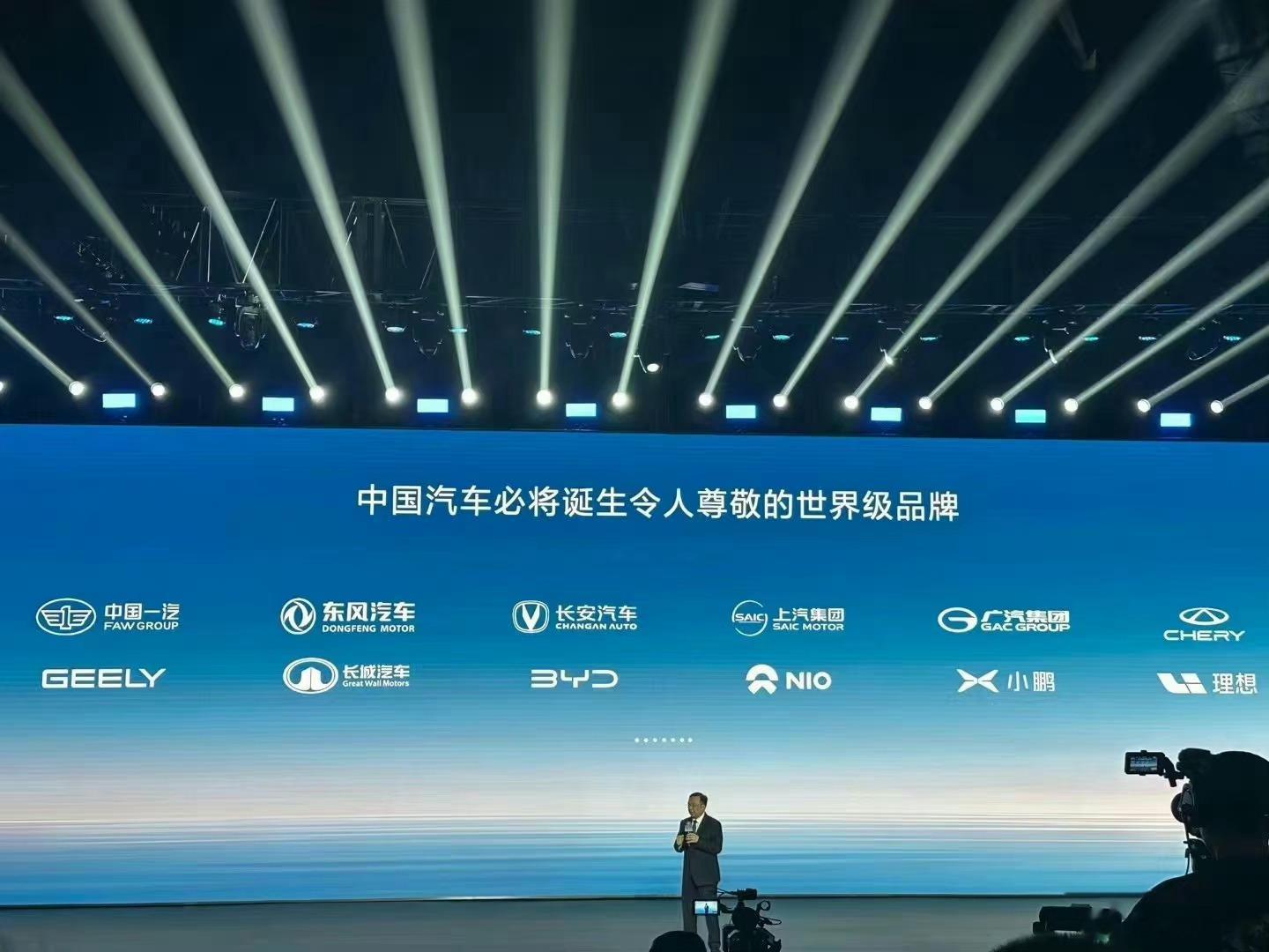 #比亚迪第500万辆新能源汽车下线#小图以为只是比亚迪家族大合影，打开之后才发现