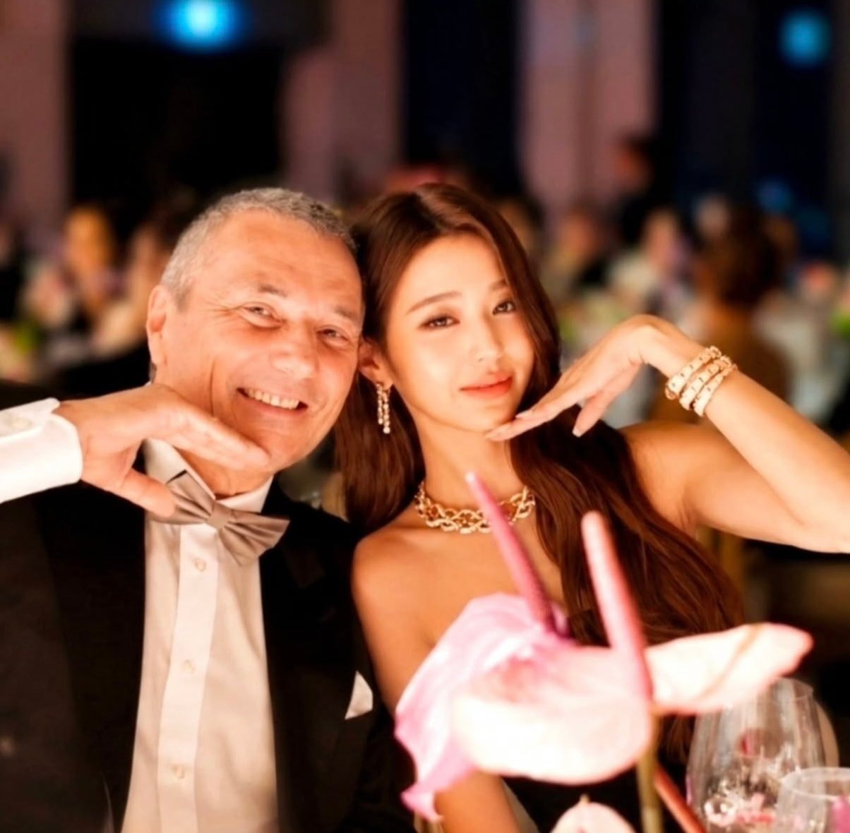 推5k转，努力模仿张元英Queen Pose的宝格丽CEO…ㅋㅋ 