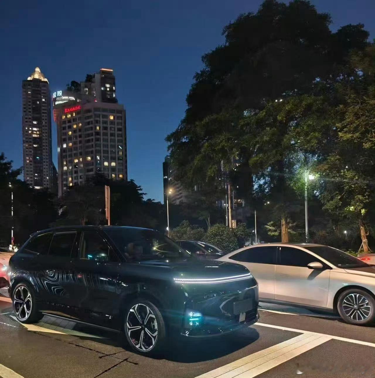 小鹏G9L看了马上要上市了星环灯的王者，因为人家有两条！